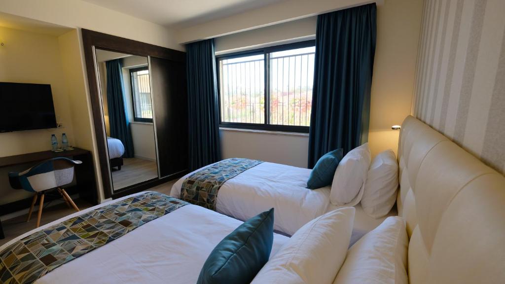 Postel nebo postele na pokoji v ubytování Tantur Hills Hotel - Jerusalem