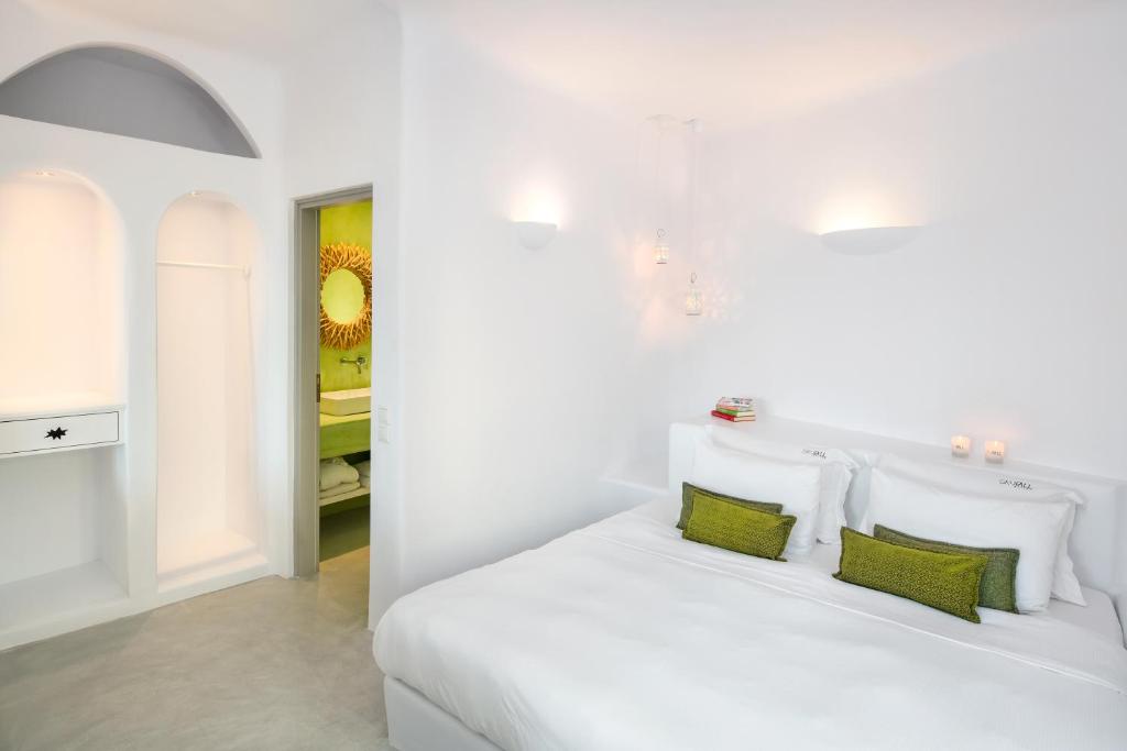 Postel nebo postele na pokoji v ubytování Skyfall Suites - Adults Only