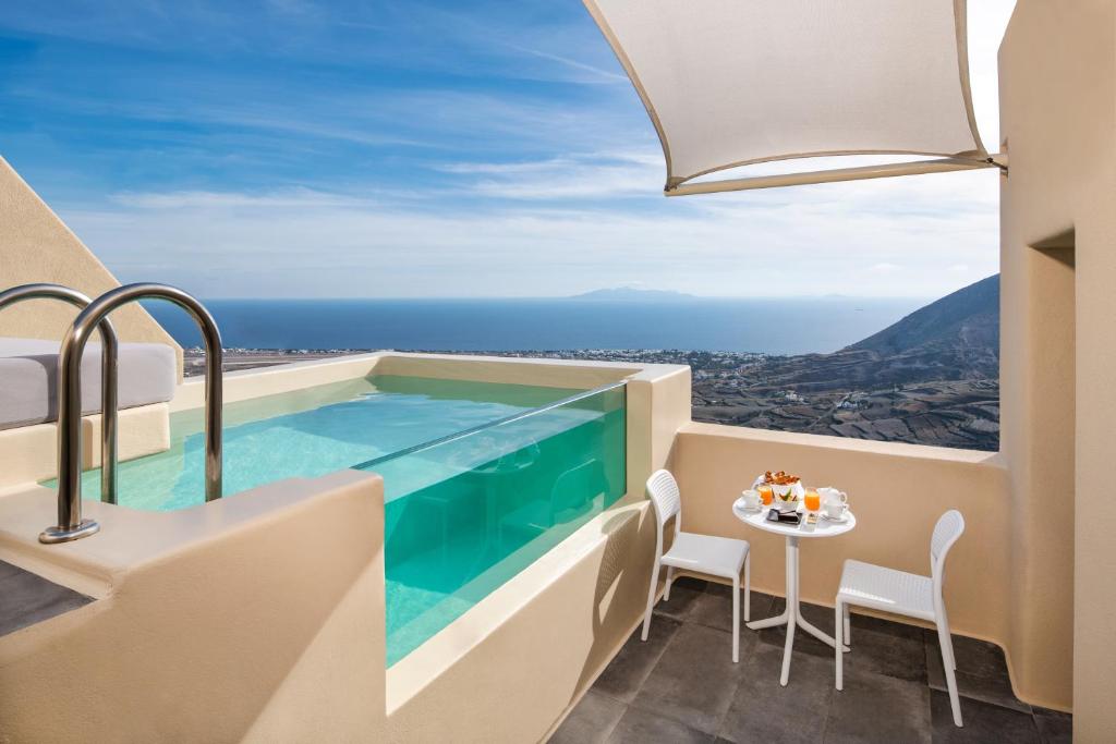 Bazén v ubytování Skyfall Suites - Adults Only nebo v jeho okolí