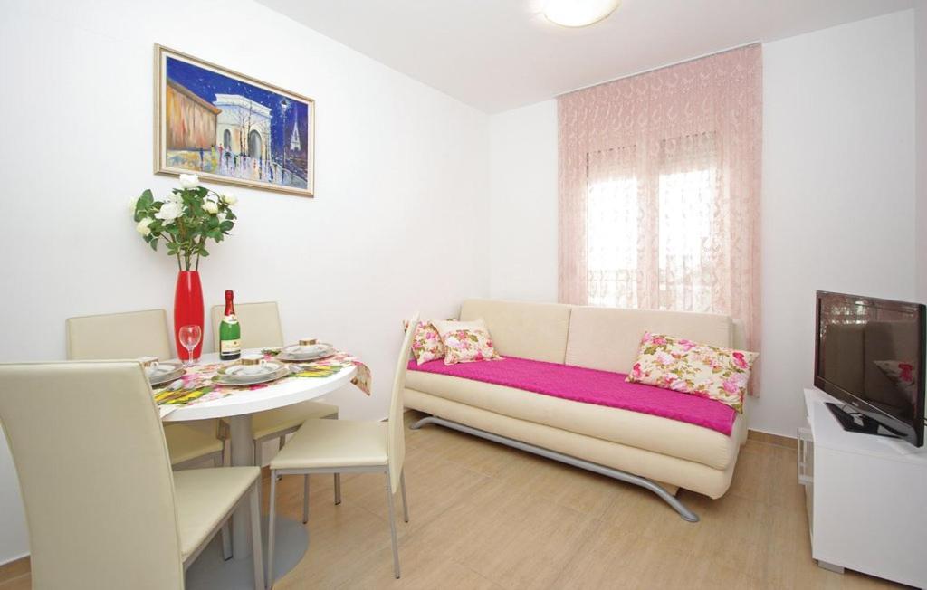Televízia a/alebo spoločenská miestnosť v ubytovaní Apartmani Mila Brela