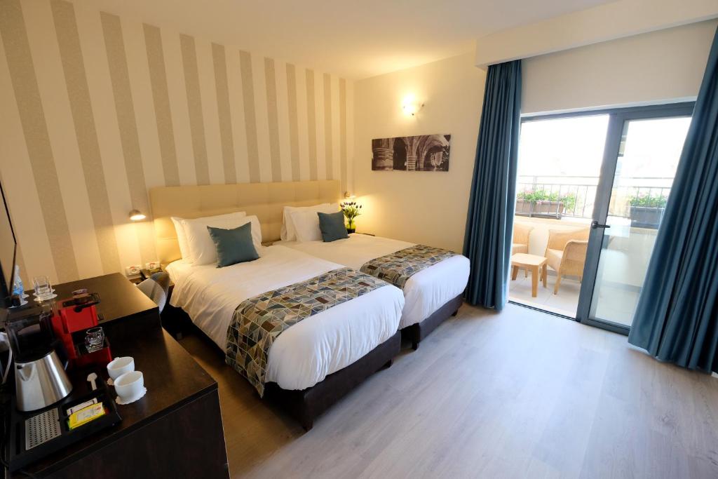 Postel nebo postele na pokoji v ubytování Tantur Hills Hotel - Jerusalem