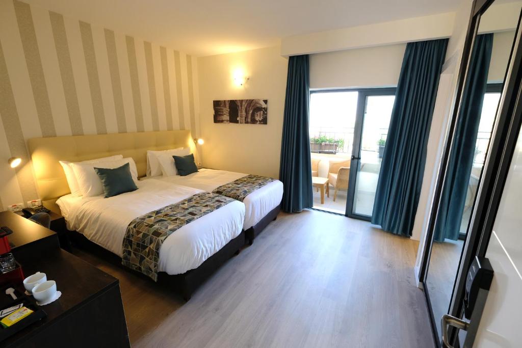 Postel nebo postele na pokoji v ubytování Tantur Hills Hotel - Jerusalem