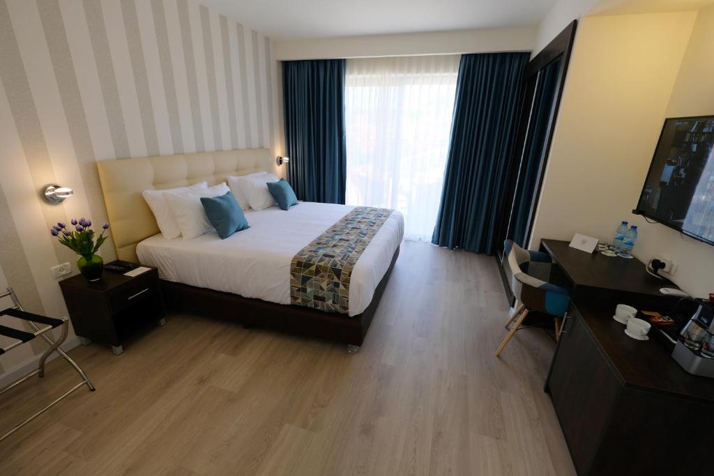 Postel nebo postele na pokoji v ubytování Tantur Hills Hotel - Jerusalem