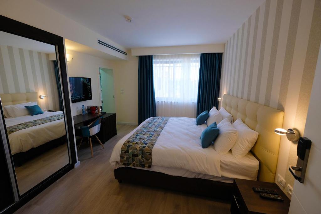 Postel nebo postele na pokoji v ubytování Tantur Hills Hotel - Jerusalem