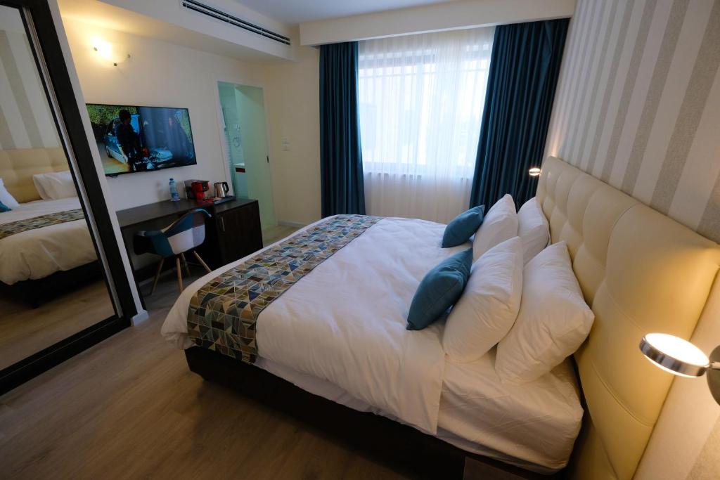 Postel nebo postele na pokoji v ubytování Tantur Hills Hotel - Jerusalem