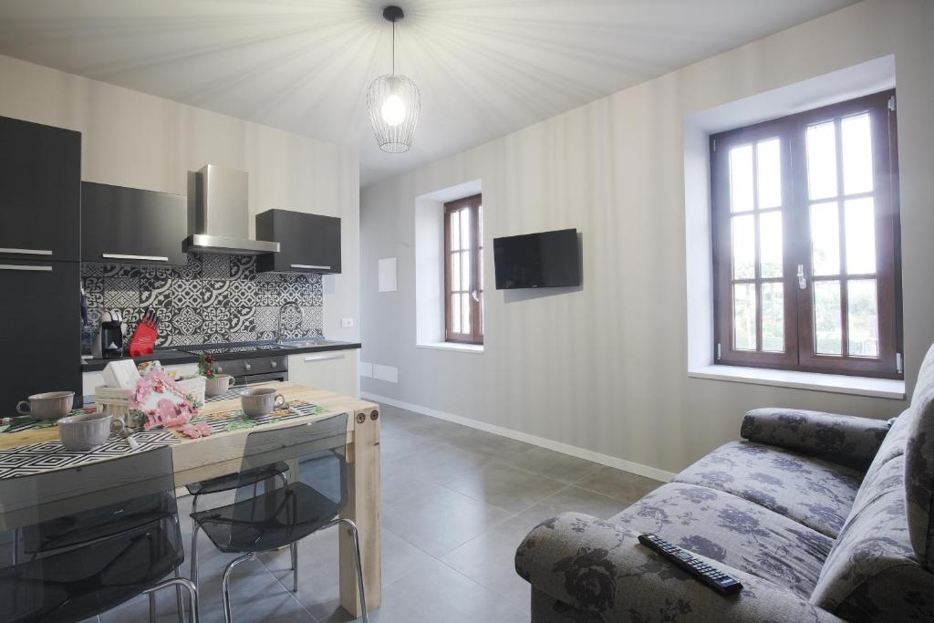 eine Küche und ein Wohnzimmer mit einem Sofa in der Unterkunft AGRITURISMO CORTE FONTANA in Salò