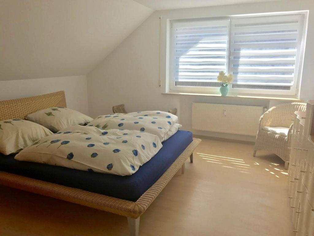 a bedroom with two beds and a window at Weinurlaub in Sulzfeld am Main