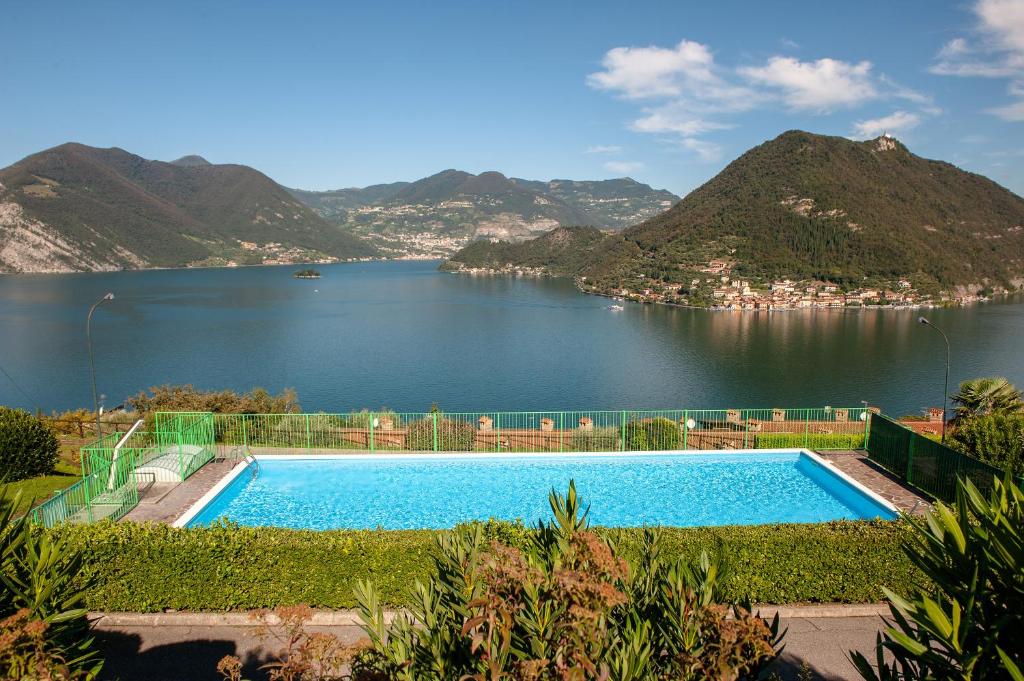 una grande piscina con vista sul lago di Lake View 34 a Sulzano