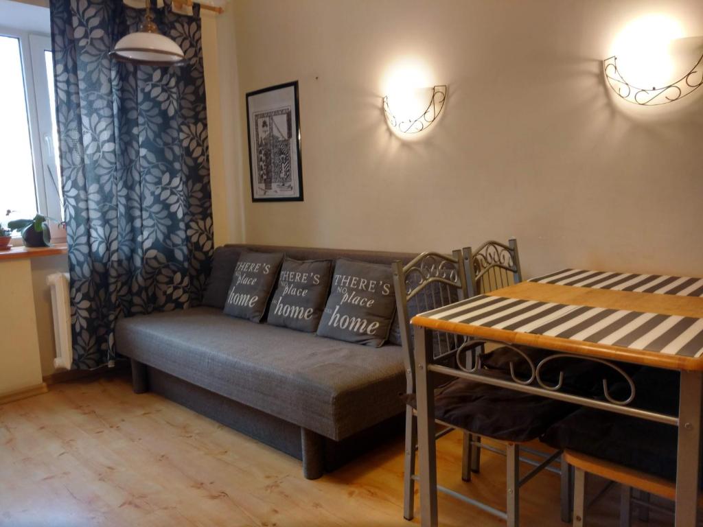 sala de estar con sofá y mesa en Three Bedroom Stepana Bandery Street, en Rivne