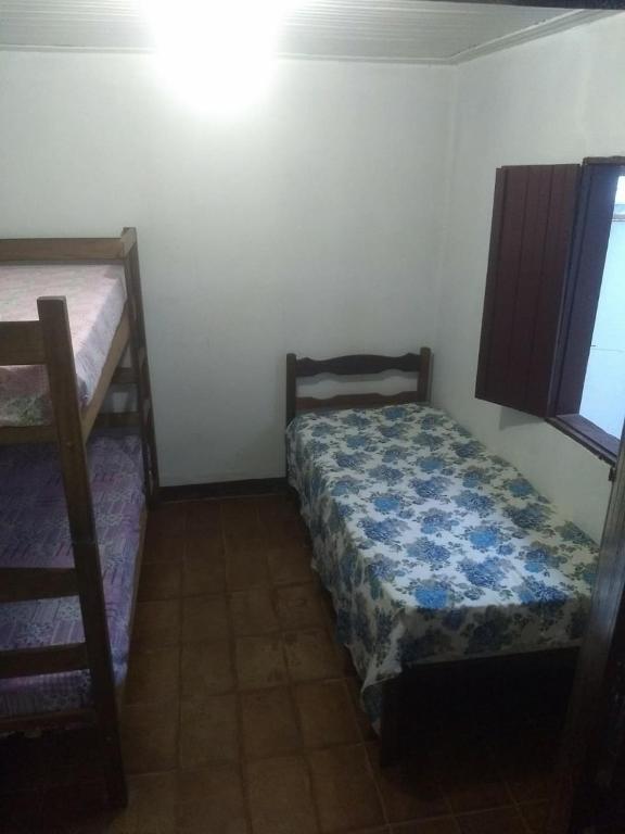 a bedroom with two bunk beds and a window at Espaço Dona Lia in Ouro Preto