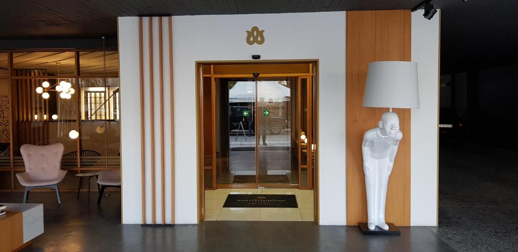una estatua de un maniquí junto a una puerta de cristal en Hotel Xanthippion en Xanthi