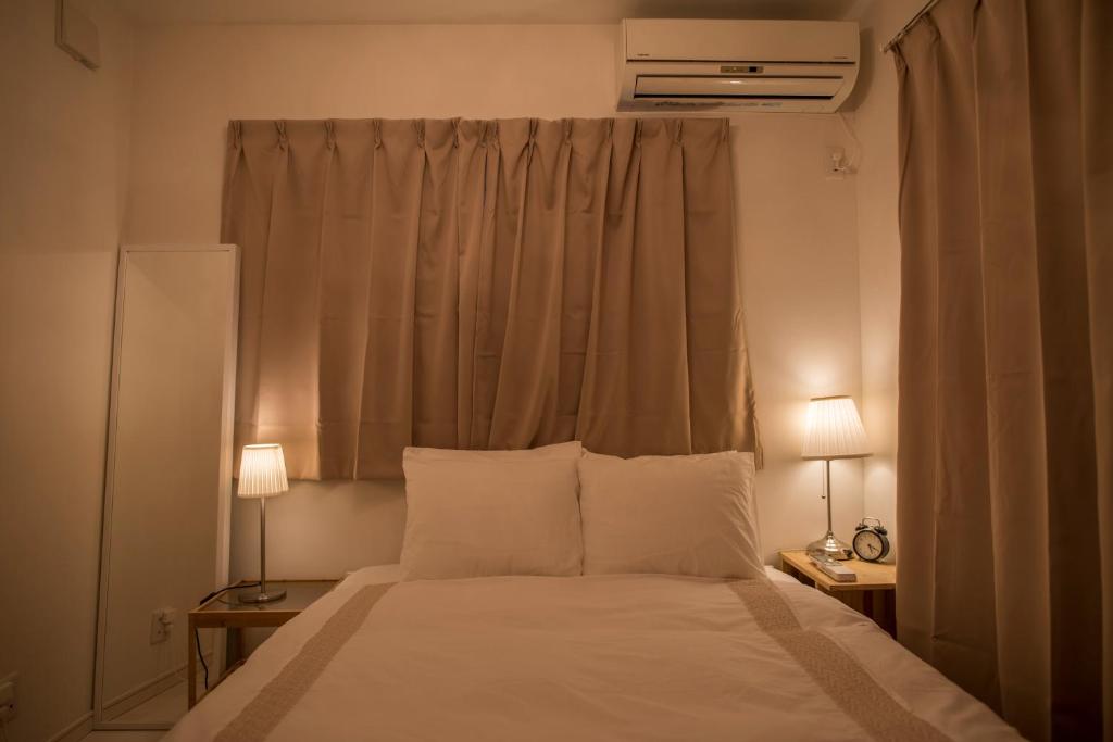 Postel nebo postele na pokoji v ubytování COCO Shinjuku HOTEL