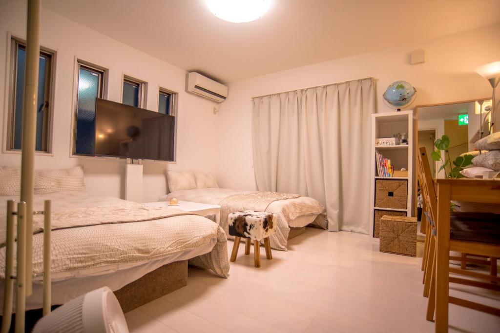 Postel nebo postele na pokoji v ubytování COCO Shinjuku HOTEL