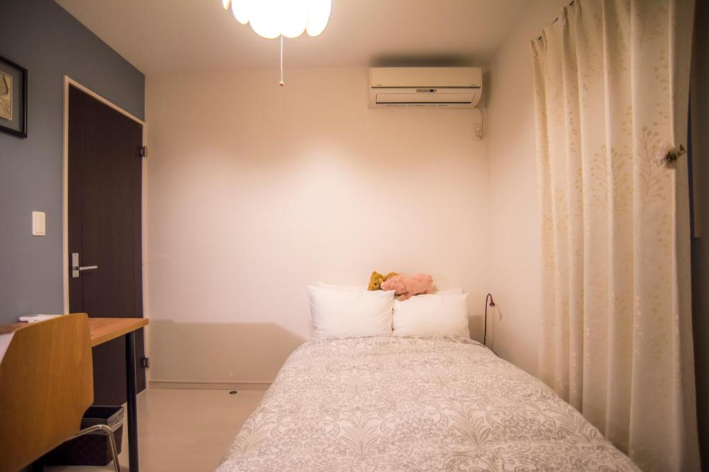 Postel nebo postele na pokoji v ubytování COCO Shinjuku HOTEL