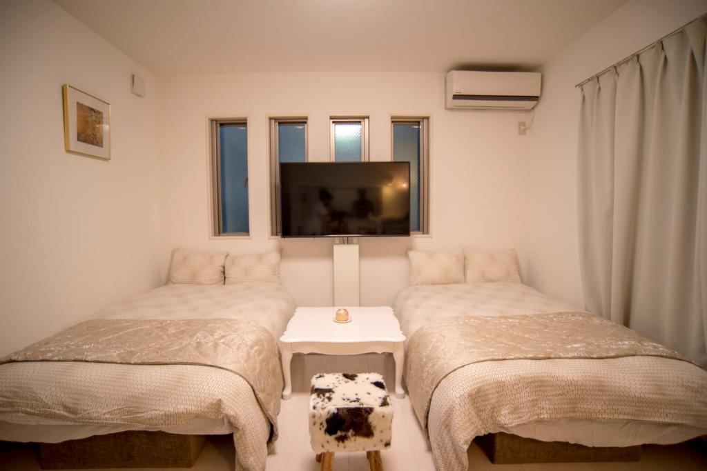 Postel nebo postele na pokoji v ubytování COCO Shinjuku HOTEL