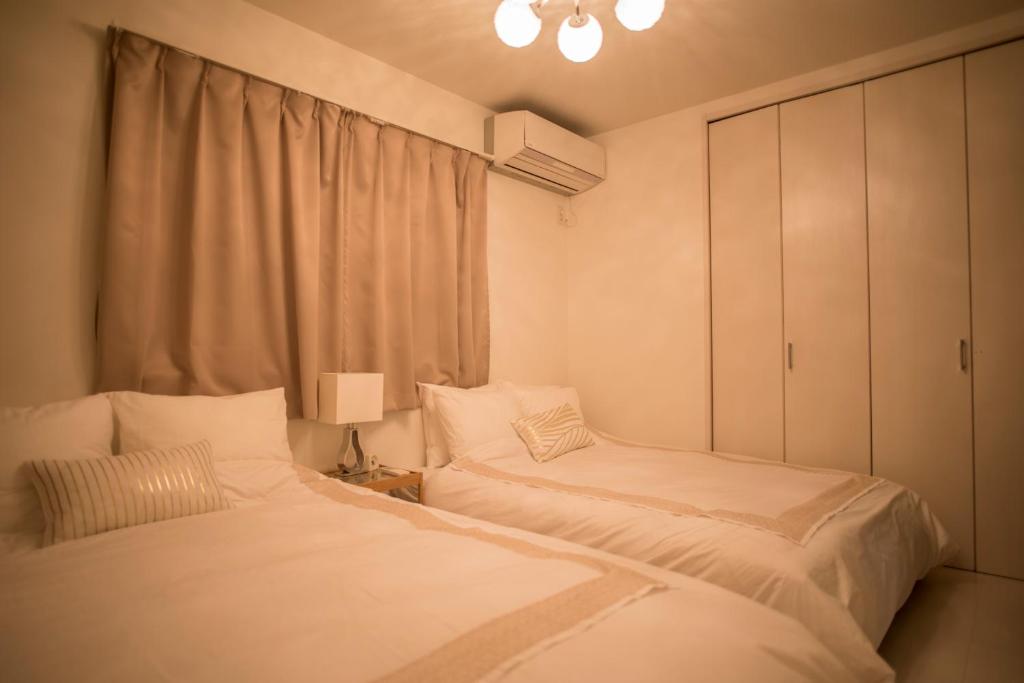 Postel nebo postele na pokoji v ubytování COCO Shinjuku HOTEL