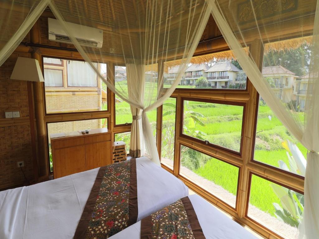 Postel nebo postele na pokoji v ubytování Biyukukung Suite & Spa