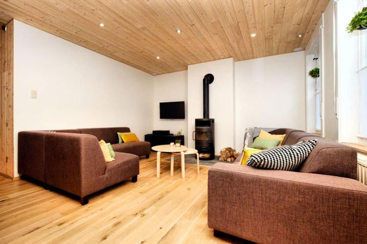 a living room with two couches and a table at Vakantiewoning Martha in Veurne