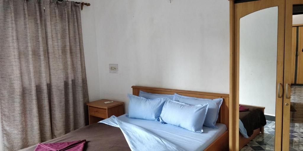 Postel nebo postele na pokoji v ubytování Koito-House calangute guest house