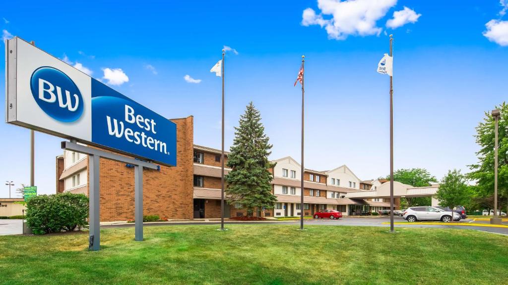 een bord voor een best western hotel bij Best Western Naperville Inn in Naperville