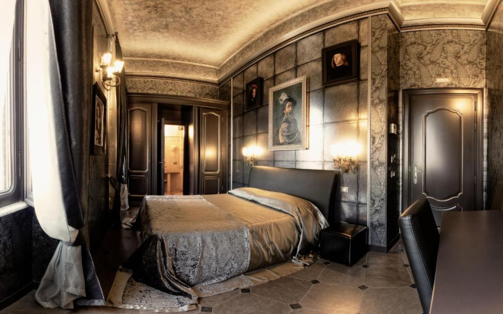 um quarto com uma cama num quarto em Antica Dimora Delle Cinque Lune em Roma