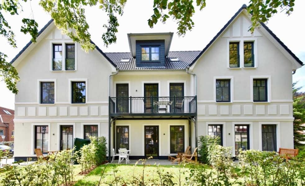 Casa blanca grande con ventanas negras en VillaStrandEins Fewo Stella en Rerik