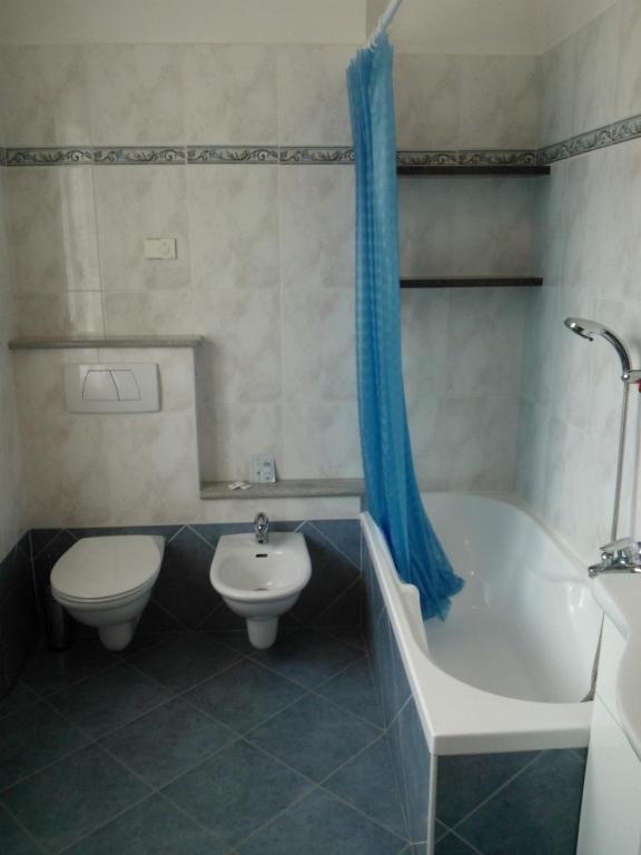 Łazienka w obiekcie AFFITTACAMERE VALCHIAVENNA - Foresteria Lombarda con PARCHEGGIO PRIVATO SUL POSTO! Apprezzata Gestione Familiare dal 2012, Qualità-Prezzo TOP! "Guest-House with PRIVATE PARKING ON SITE! Appreciated Family Management since 2012, Quality-Price TOP!"