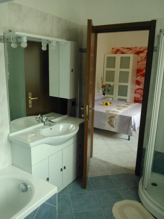 Łazienka w obiekcie AFFITTACAMERE VALCHIAVENNA - Foresteria Lombarda con PARCHEGGIO PRIVATO SUL POSTO! Apprezzata Gestione Familiare dal 2012, Qualità-Prezzo TOP! "Guest-House with PRIVATE PARKING ON SITE! Appreciated Family Management since 2012, Quality-Price TOP!"