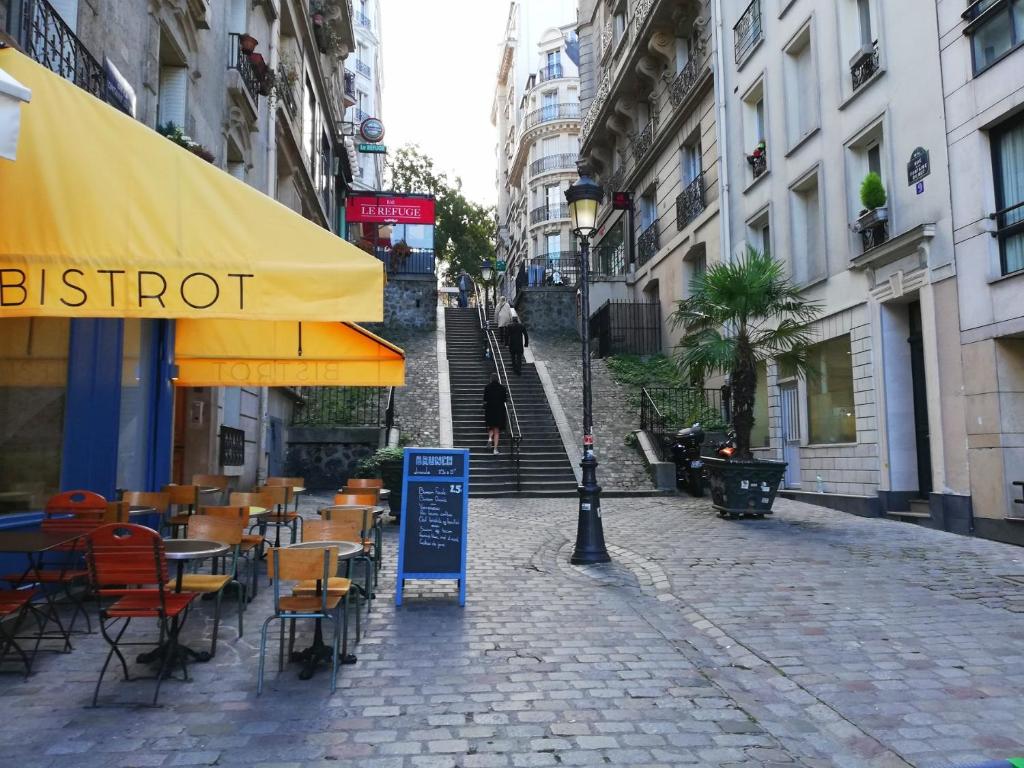 巴黎的住宿－Studio in Montmartre，街边设有桌椅的餐厅