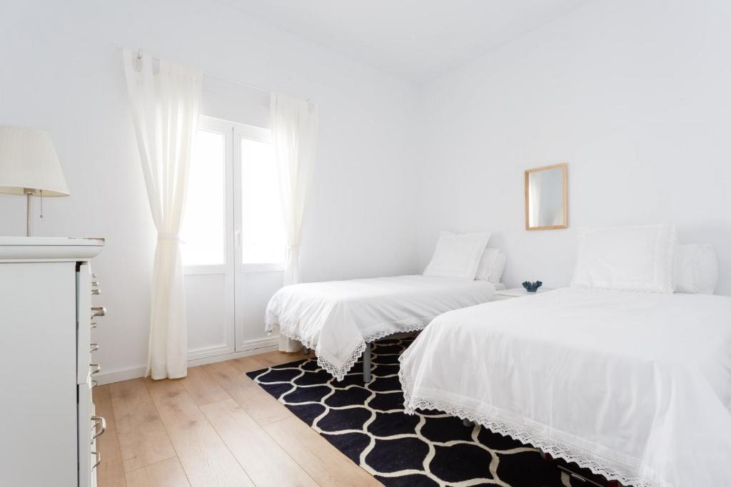 Posteľ alebo postele v izbe v ubytovaní FARO Family Home by Cadiz4Rentals