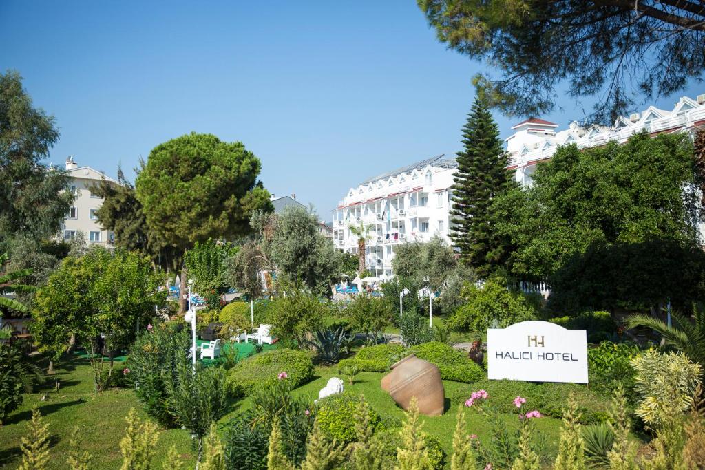 een tuin met een bordje waarop staat: hotel betrokken bij Halıcı Hotel Marmaris in Marmaris