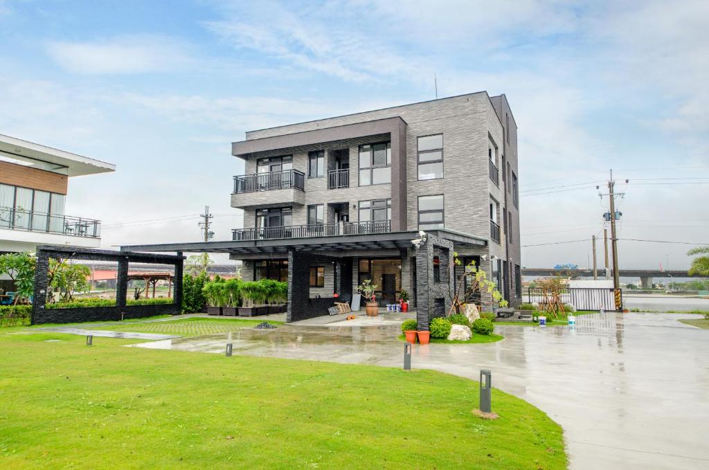 a building in the middle of a flooded street at 礁溪320山館 Jiaoxi Shanguan B&B in Jiaoxi