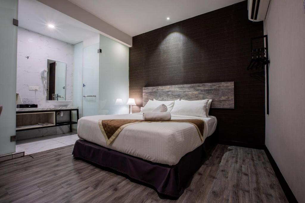 Postel nebo postele na pokoji v ubytování The Leverage Business hotel (Skudai)