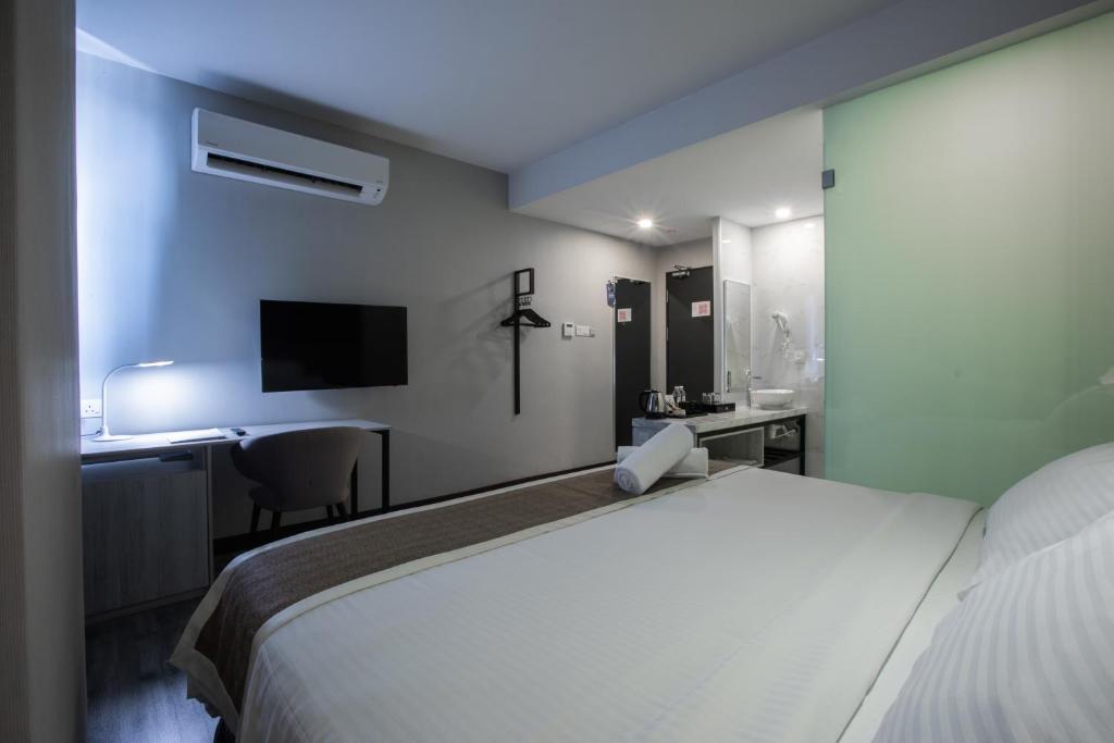 Postel nebo postele na pokoji v ubytování The Leverage Business hotel (Skudai)