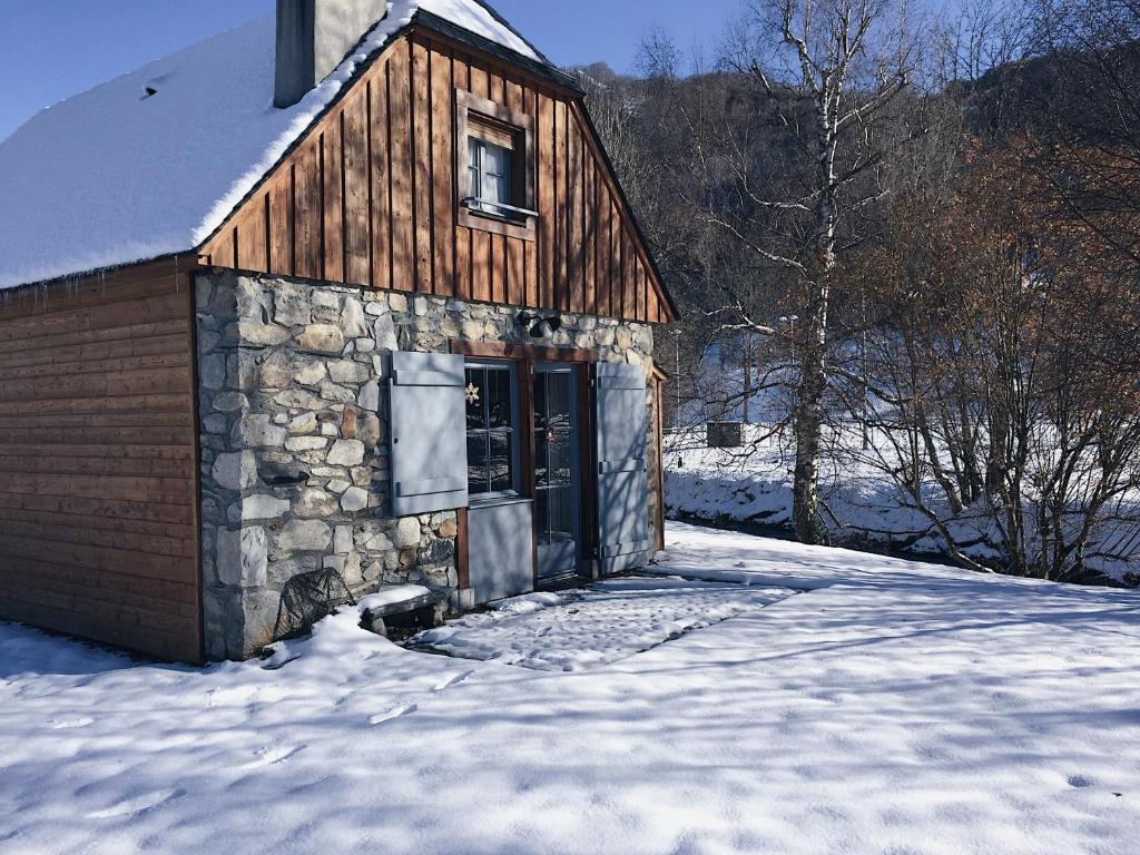 アレン・マルスーにあるLes chalets d'Arrensの雪の小さな建物