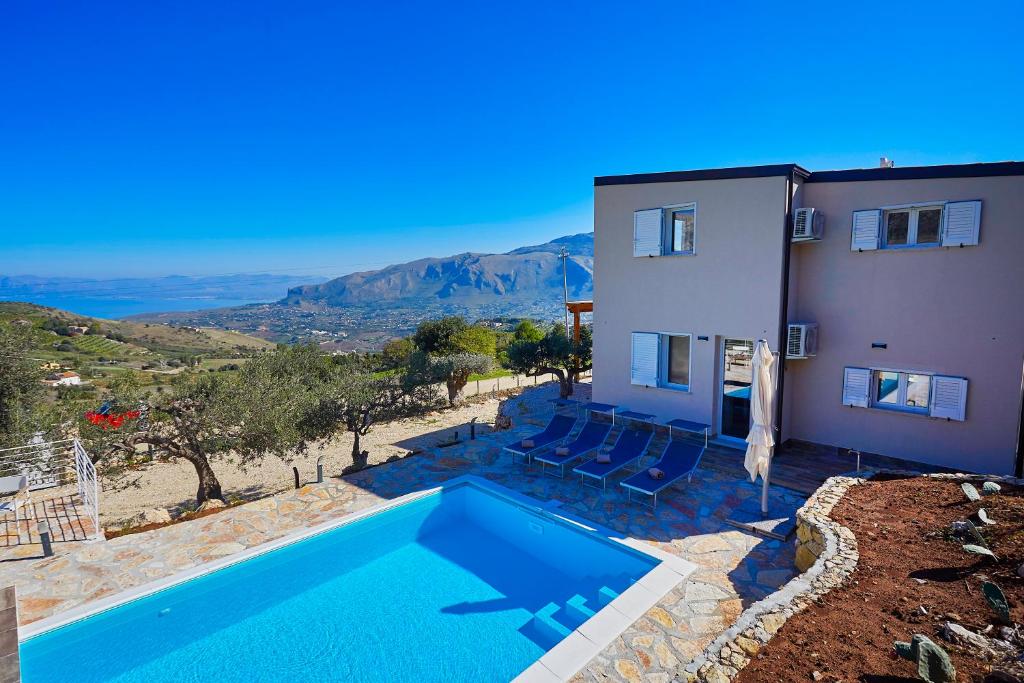 una villa con piscina al lado de una casa en Villa Montemar, en Balata di Baida