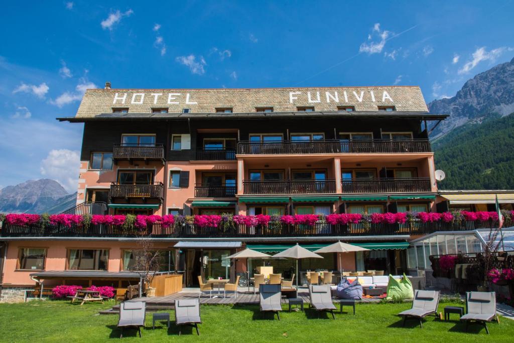 Nespecifikovaný výhled na hory nebo výhled na hory při pohledu z hotelu