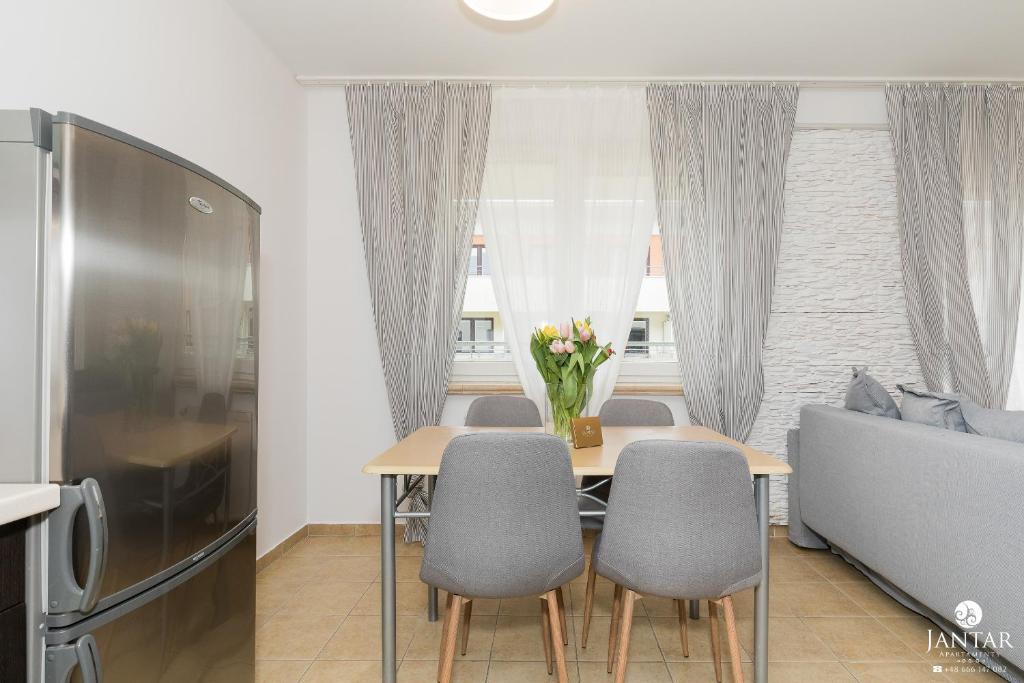 Televízia a/alebo spoločenská miestnosť v ubytovaní Jantar Apartamenty- Zielone Tarasy