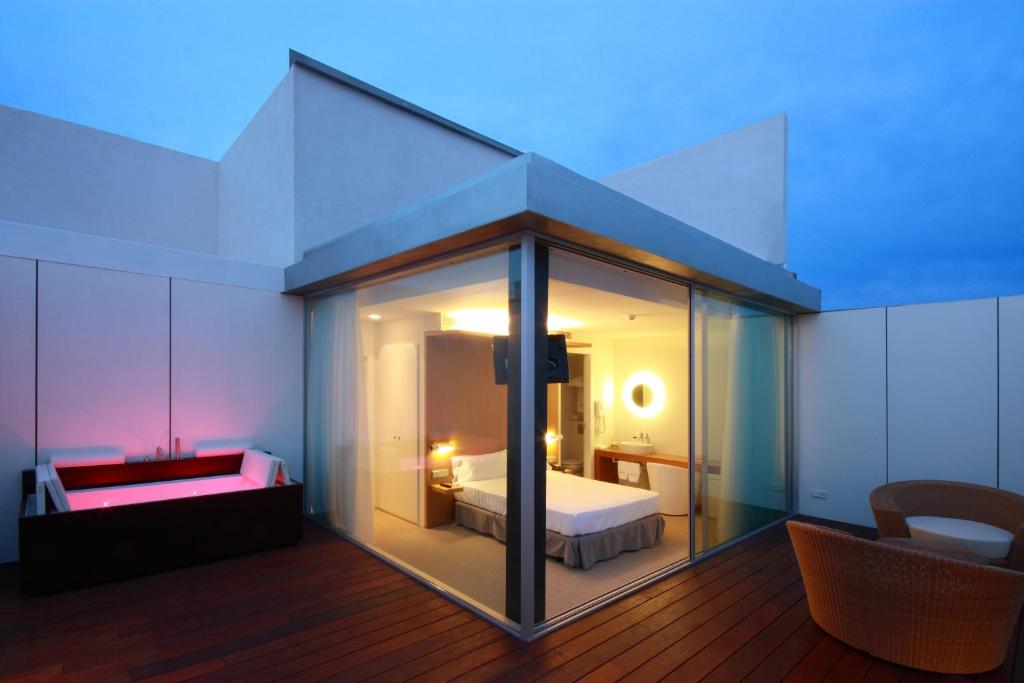 Postel nebo postele na pokoji v ubytování Alenti Sitges Hotel