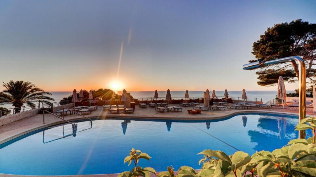 Бассейн в Hoposa Costa D'or - Adults Only или поблизости