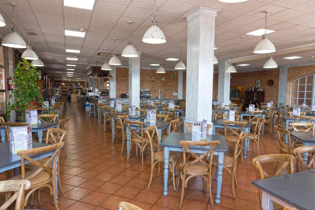 Reštaurácia alebo iné gastronomické zariadenie v ubytovaní Hotel-Restaurante La Sima