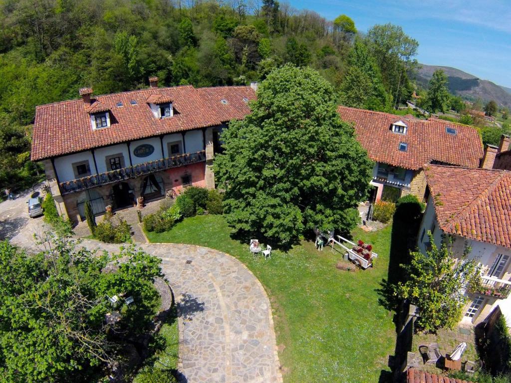 una vista aérea de una casa grande con patio en Casona Camino Real De Selores, en Selores