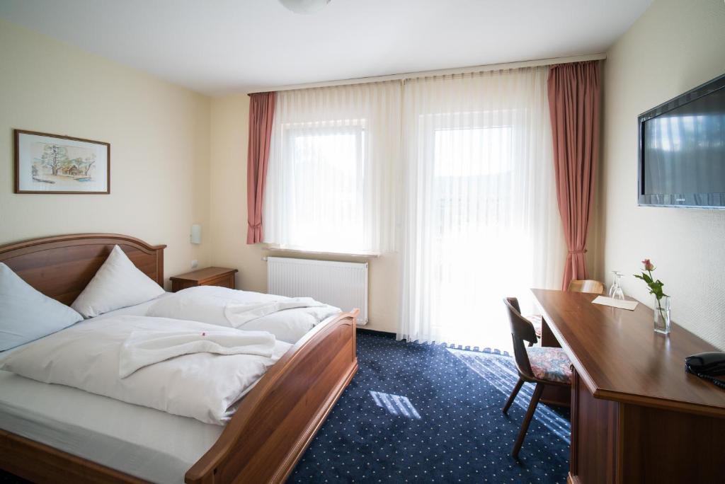 Postel nebo postele na pokoji v ubytování Hotel-Burghagen