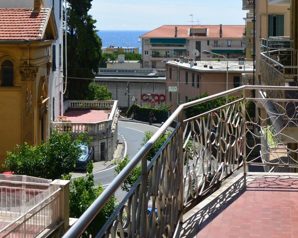 - un balcon offrant une vue sur la rue dans l'établissement Mare Foce e Centro, à Sanremo