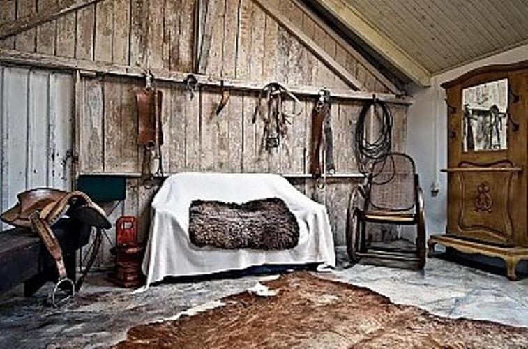 巴熱的住宿－查卡勒達斯洛塞拉斯農家樂，一间设有床铺和木墙的房间