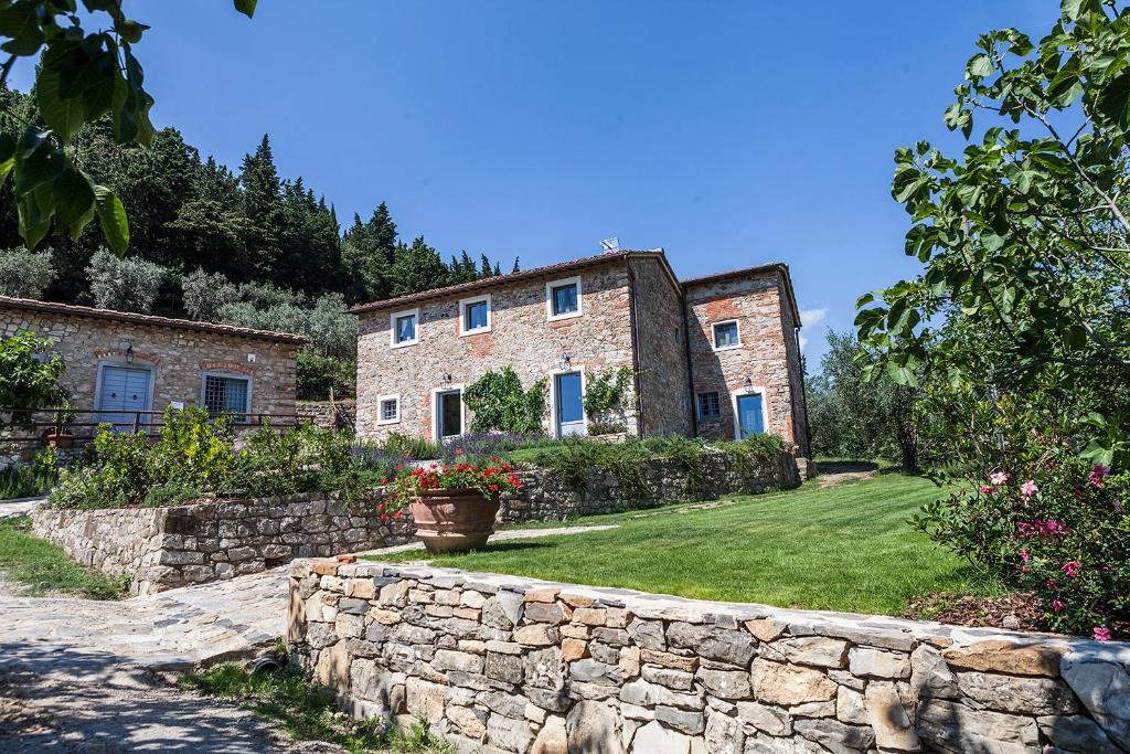 una gran casa de piedra con una pared de piedra en Podere La Contessa B&B, en Prato