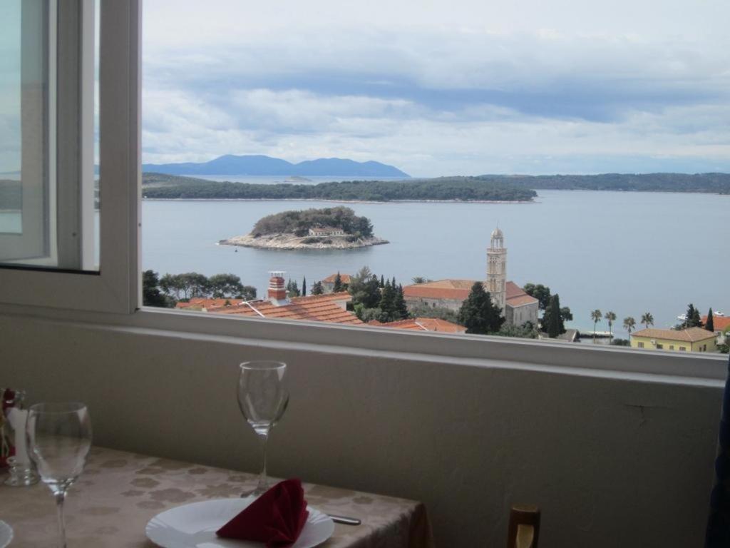 Apartment in Hvar town with sea view, terrace, air conditioning, W-LAN (3666-2)