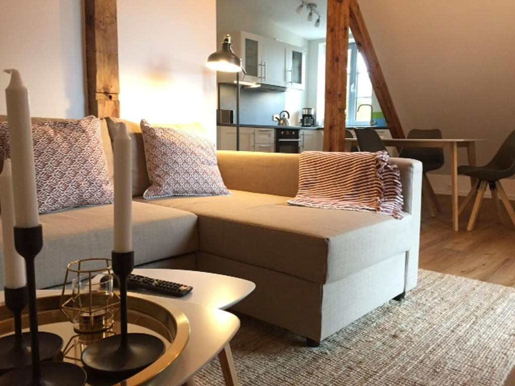 ein Wohnzimmer mit einem Sofa und einem Tisch in der Unterkunft Potsdamer Stadtoase in Potsdam