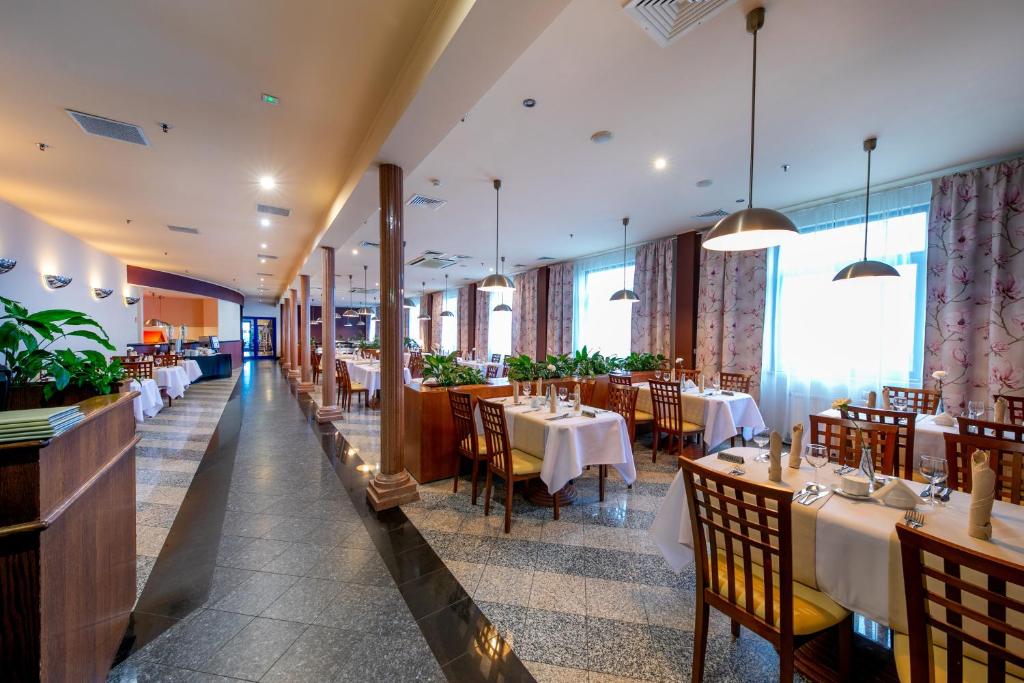 Restaurant o un lloc per menjar a Hotel 500 W Strykowie