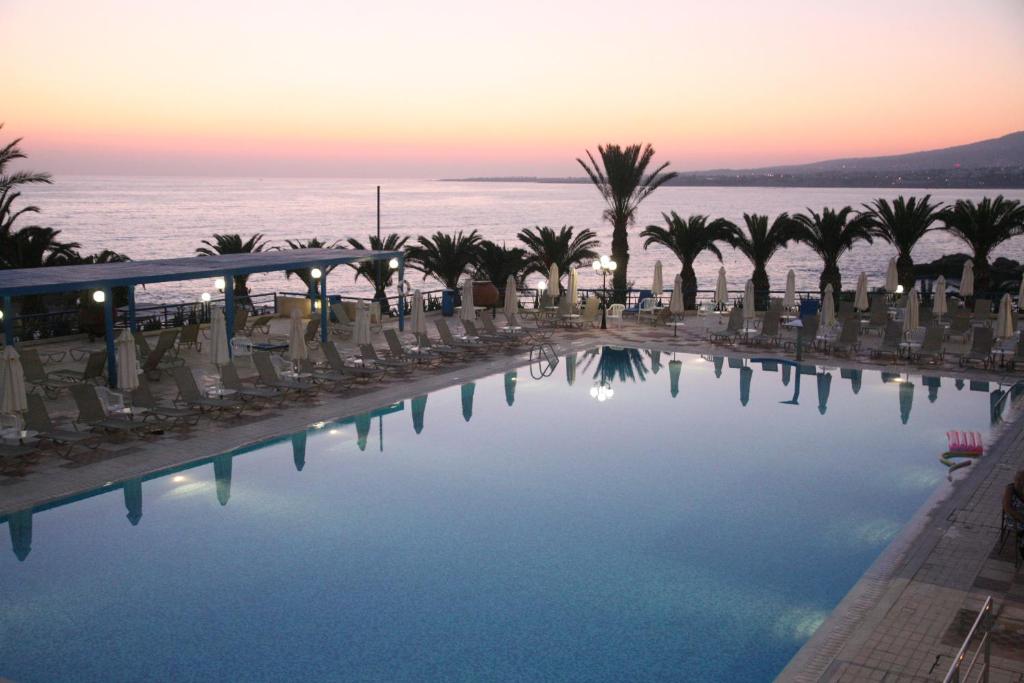 Gallery image of Queens Bay Hotel in Paphos